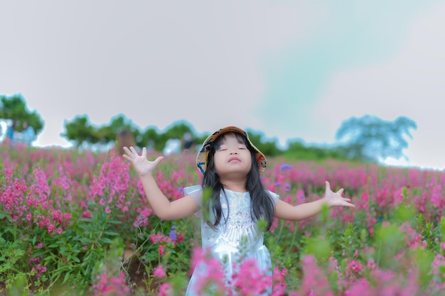 Portret van schattig Aziatisch meisje in het bloemenveld