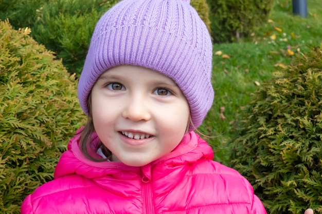 Portret van schattig blij meisje in warme kleren op herfstdag