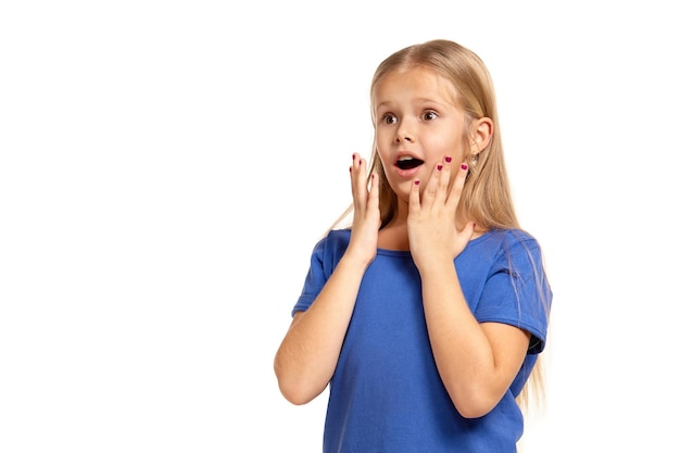 Portret van schattig emotioneel meisje geïsoleerd op een witte