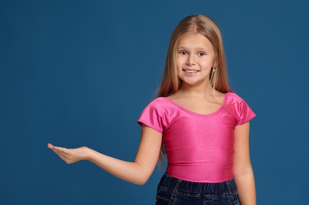 Portret van schattig emotioneel meisje op blauwe achtergrond