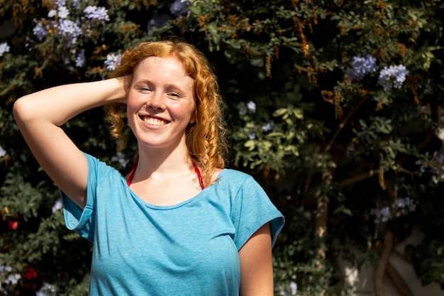 Foto portret van schattig jong meisje glimlachen