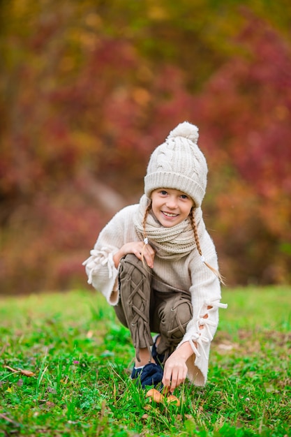 Portret van schattig klein meisje buitenshuis op mooie herfstdag buitenshuis