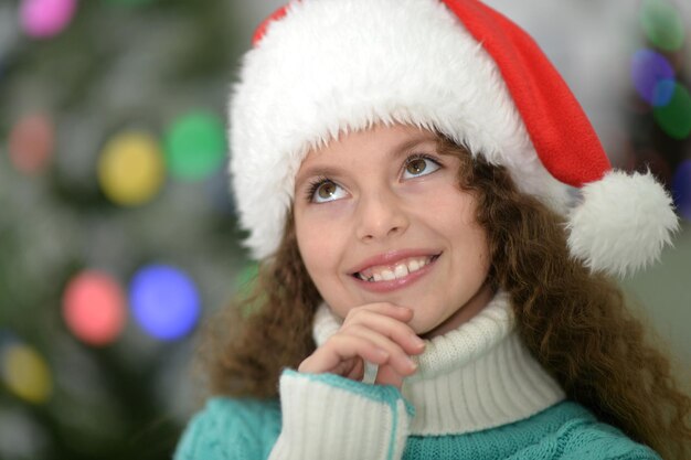 Portret van schattig klein meisje in kerstmuts