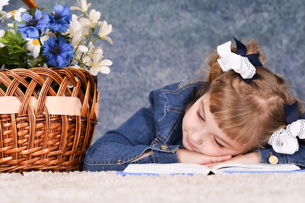 Portret van schattig klein meisje liggend op boek