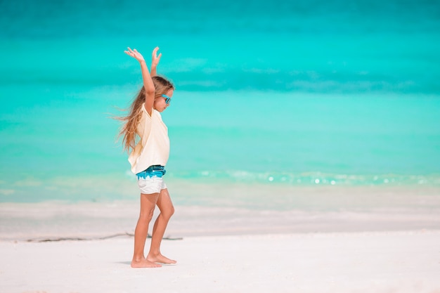 Portret van schattig klein meisje op het strand op haar zomervakantie