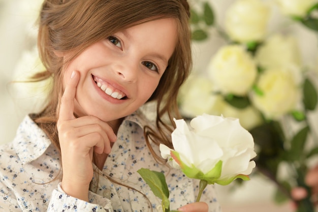 portret van schattig klein meisje poseren met bloem