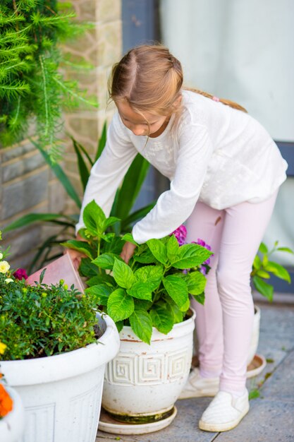 Portret van schattig klein meisje veel plezier buitenshuis