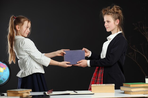 Portret van schattig klein schoolmeisje