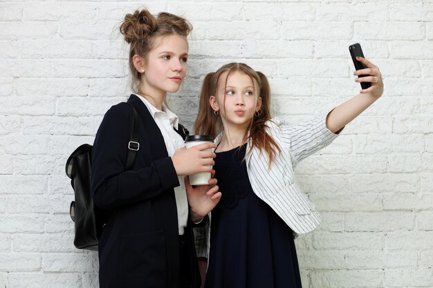 Portret van schattig klein schoolmeisje