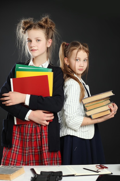 Portret van schattig klein schoolmeisje