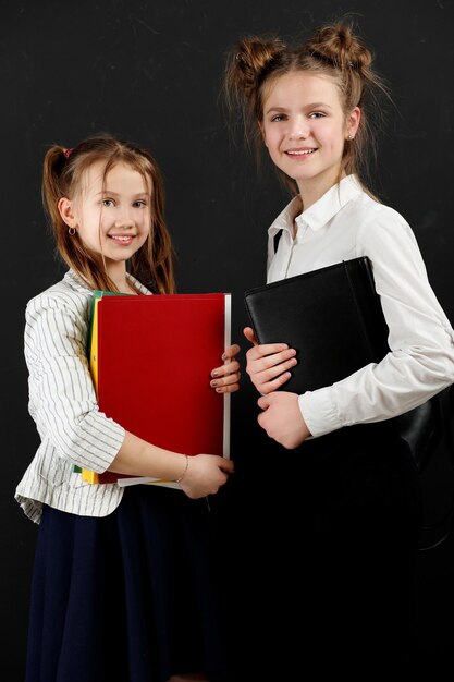 Portret van schattig klein schoolmeisje