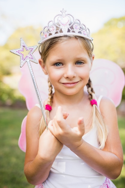 Portret van schattig meisje dat zich voordeed als een prinses