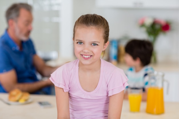 Portret van schattig meisje glimlachend in de keuken