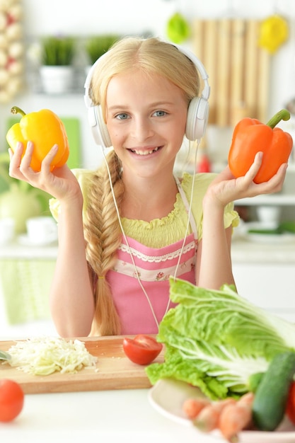 Portret van schattig meisje koken op keuken