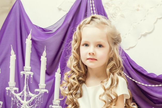 Foto portret van schattig meisje poseren in ingerichte studio