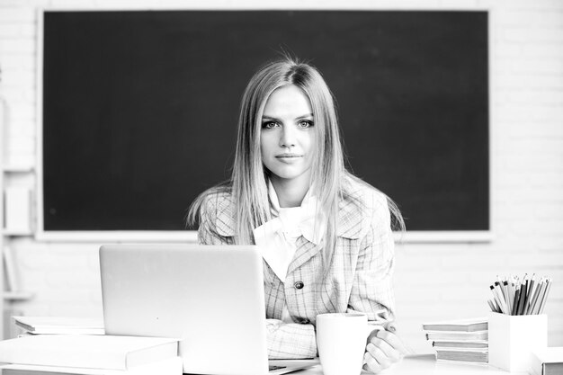 Portret van schattige aantrekkelijke jonge vrouw student aan de universiteit of middelbare school college webinar e-learning op afstandsonderwijs op school