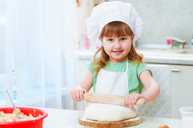 Portret van schattige baby chef geluk lachen