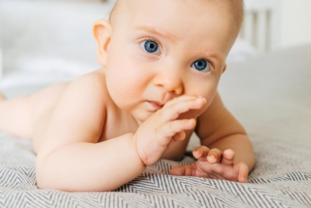 Portret van schattige baby liggend op bed