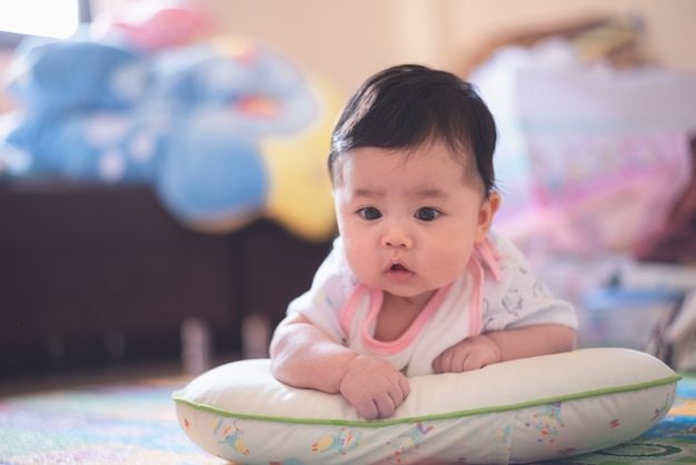 Portret van schattige baby op de vloer