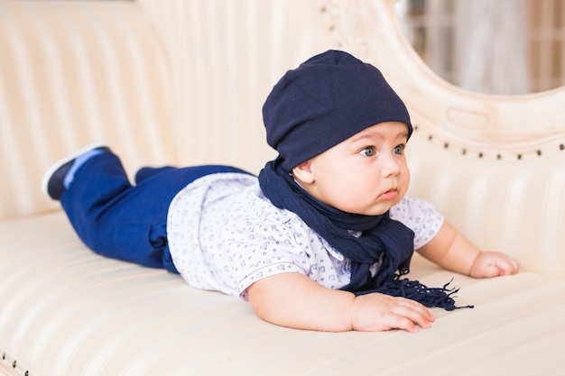 Portret van schattige babyjongen met blauwe hoed.