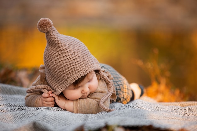 Portret van schattige babymeisje in de herfst park op deken