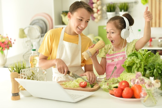 Portret van schattige broer en zus koken