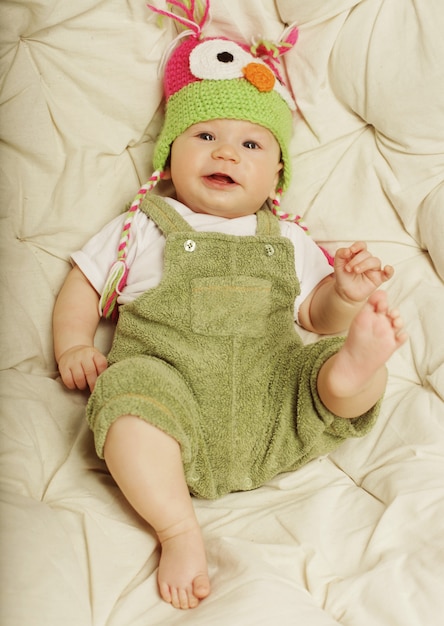 Portret van schattige gelukkige babyjongen met grappige hoed