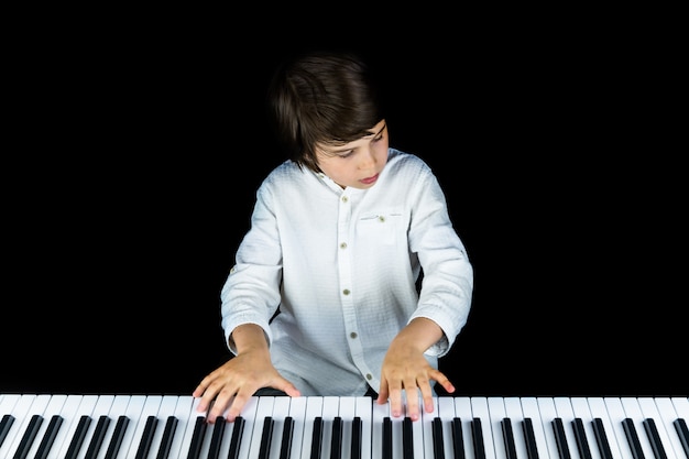 Portret van schattige jonge jongen elegant wit overhemd dragen.