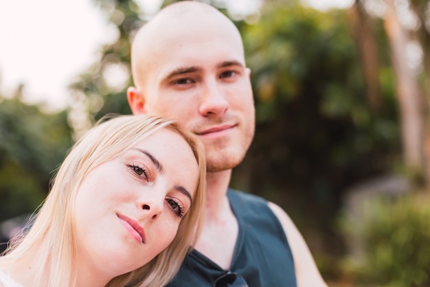 Portret van schattige jonge vrouw liggend op de schouder van haar vriendje close-up