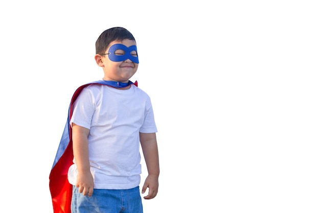 Portret van schattige jongen jongen met uitknippad plezier op witte achtergrond Klein kind spelen superheld