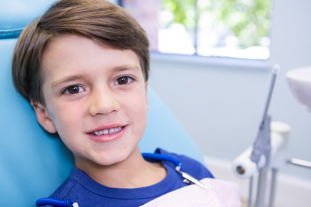 Portret van schattige jongen zittend op een stoel