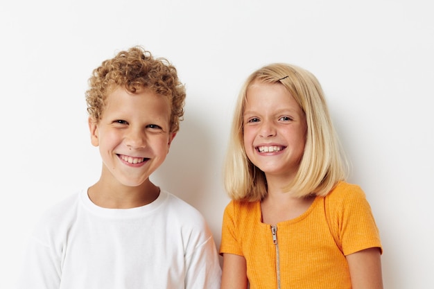 Portret van schattige kinderen casual kleding poseren emoties studio geïsoleerde achtergrond ongewijzigd