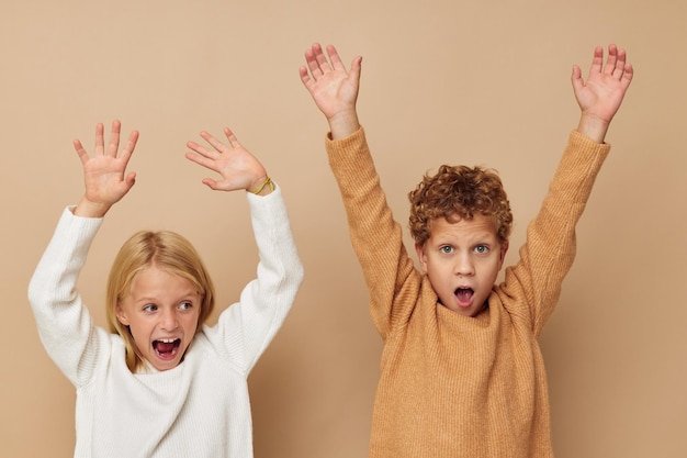 Portret van schattige kinderen in truien samen leuke geïsoleerde achtergrond Foto van hoge kwaliteit