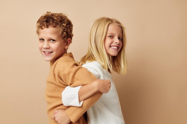 Portret van schattige kinderen in truien samen leuke geïsoleerde achtergrond