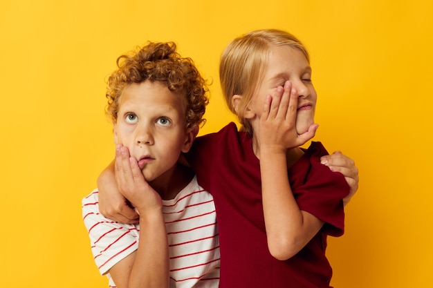 Portret van schattige kinderen vrijetijdskleding spelletjes leuk samen geïsoleerde achtergrond