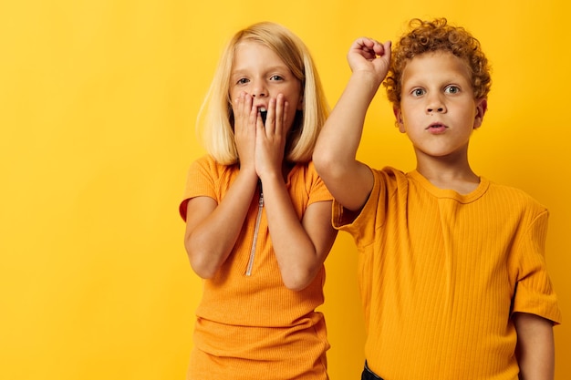 Portret van schattige kinderen vrijetijdskleding spelletjes leuk samen poseren geïsoleerde achtergrond