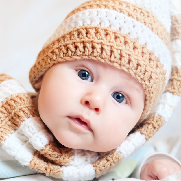 Portret van schattige kleine baby in gebreide muts