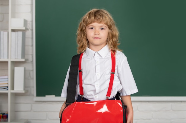 Portret van schattige mooie jongen met rugzak in schooluniform in de klas Terug naar school Genius kind kennisdag