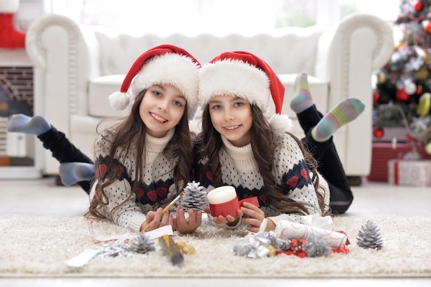 Portret van schattige zussen die zich voorbereiden op Kerstmis