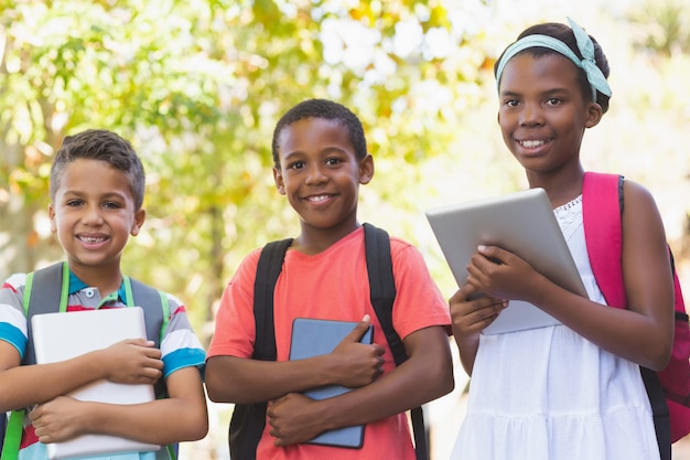 Portret van schoolkinderen die digitale tablet gebruiken