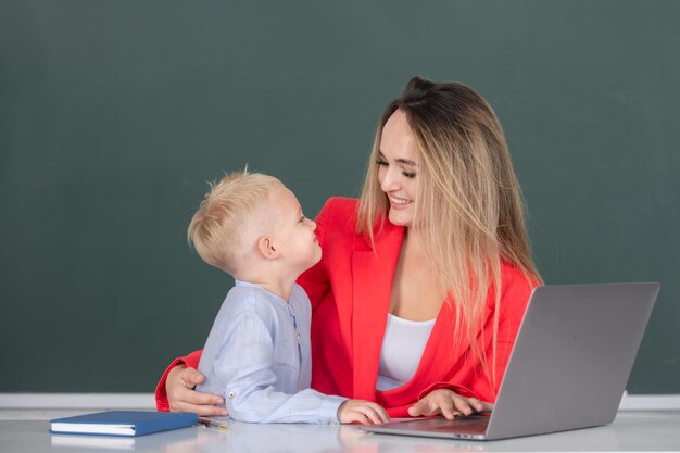 Portret van schoolkinderen en leraar praten op school les moeder en zoon leren