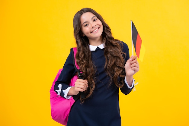 Portret van schoolmeisje met rugzak houdt de vlag van Duitsland vast Onderwijs en leren in Duitsland