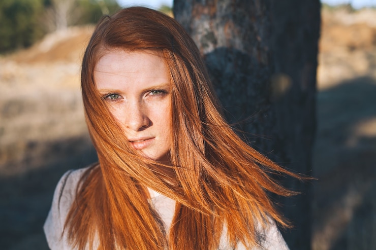 Foto portret van schoonheid tiener model meisje met rood haar op de achtergrond van de natuur