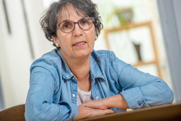 Portret van senior brunette met jeans jasje