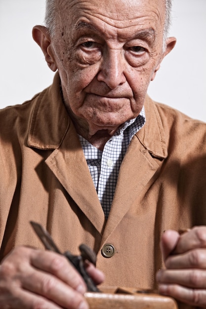 Foto portret van senior kaukasische timmerman