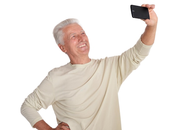 Portret van senior man die selfie neemt