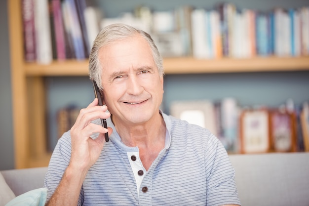 Portret van senior man met behulp van de mobiele telefoon