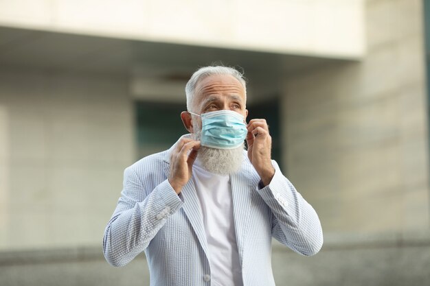 Portret van senior man met medische masker