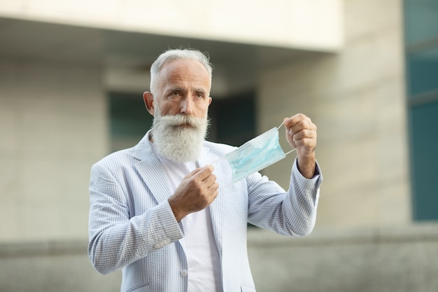 Portret van senior man met medische masker