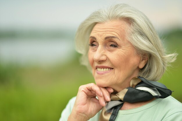 Portret van senior mooie vrouw in lente park